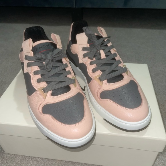 GIVENCHY BRAND NEW - Picture 3 of 3